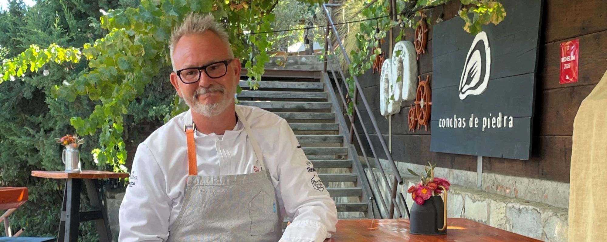 Chef Drew Deckman durante entrevista con el periodista Oliver Vilchiz